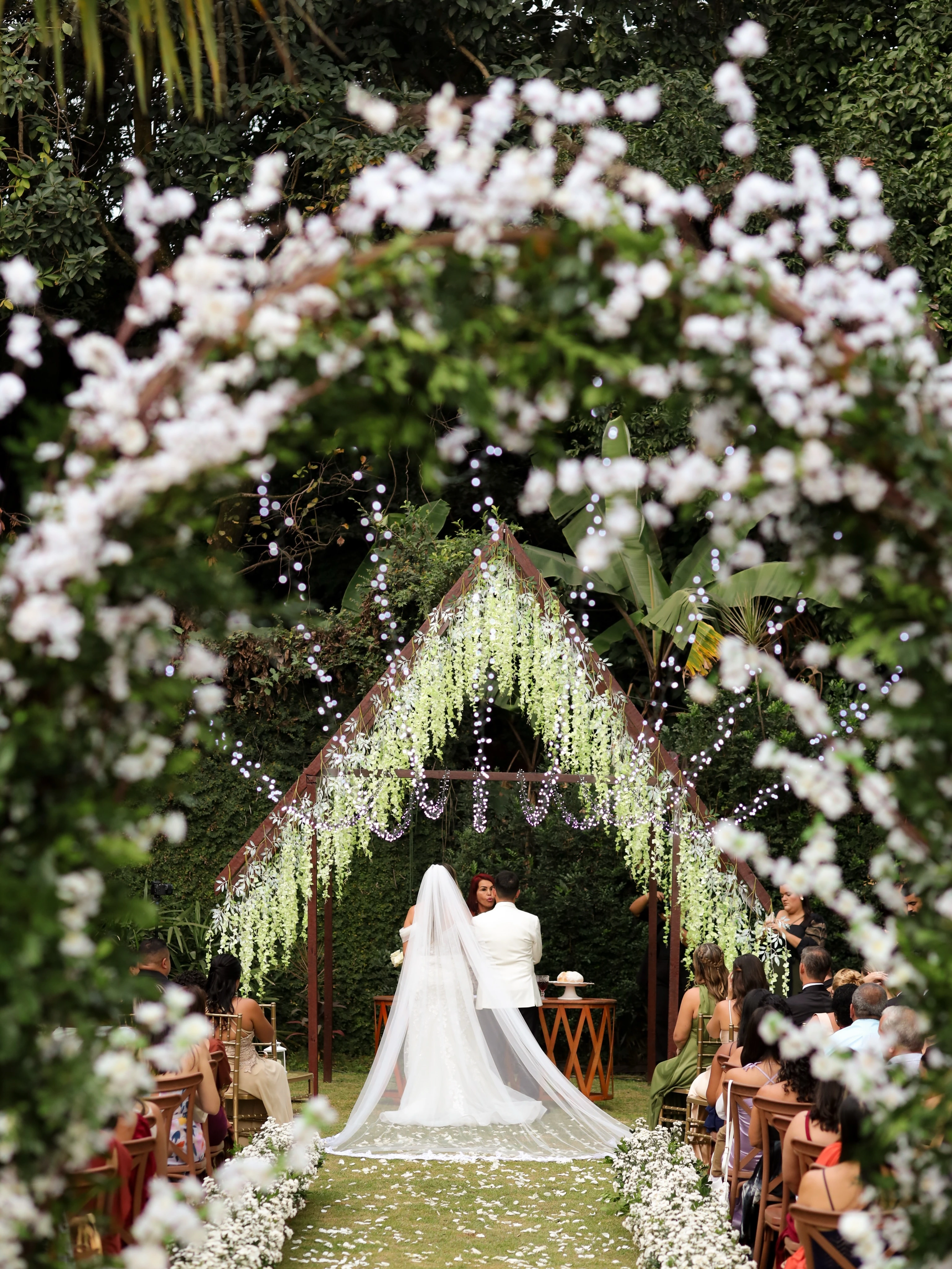 Decoração de casamento ao ar livre sob arco florido no espaço Varanda Verde em Volta Redonda RJ, referência para casar no Sul Fluminense